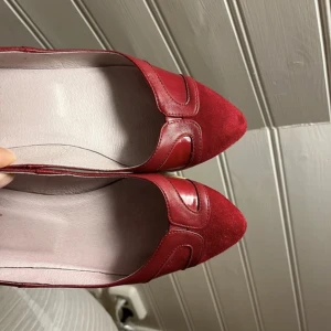 Röda ballerinaskor - Säljer dessa röda ballerinaskor som är oanvända av mig men köpta second hand, de har vissa defekter men är generellt i bra skick.❤️‍🩹