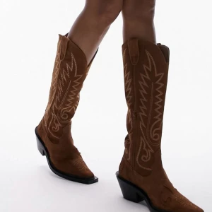 Cowboyboots - Beställde dessa skitsnygga cowboybootsen, men dem var tyvärr förstora😕Dem är aldrig använda, endast testade! Riktigt snygga till både jeans och klänning;) köpte för 2200kr pris kan diskuteras!
