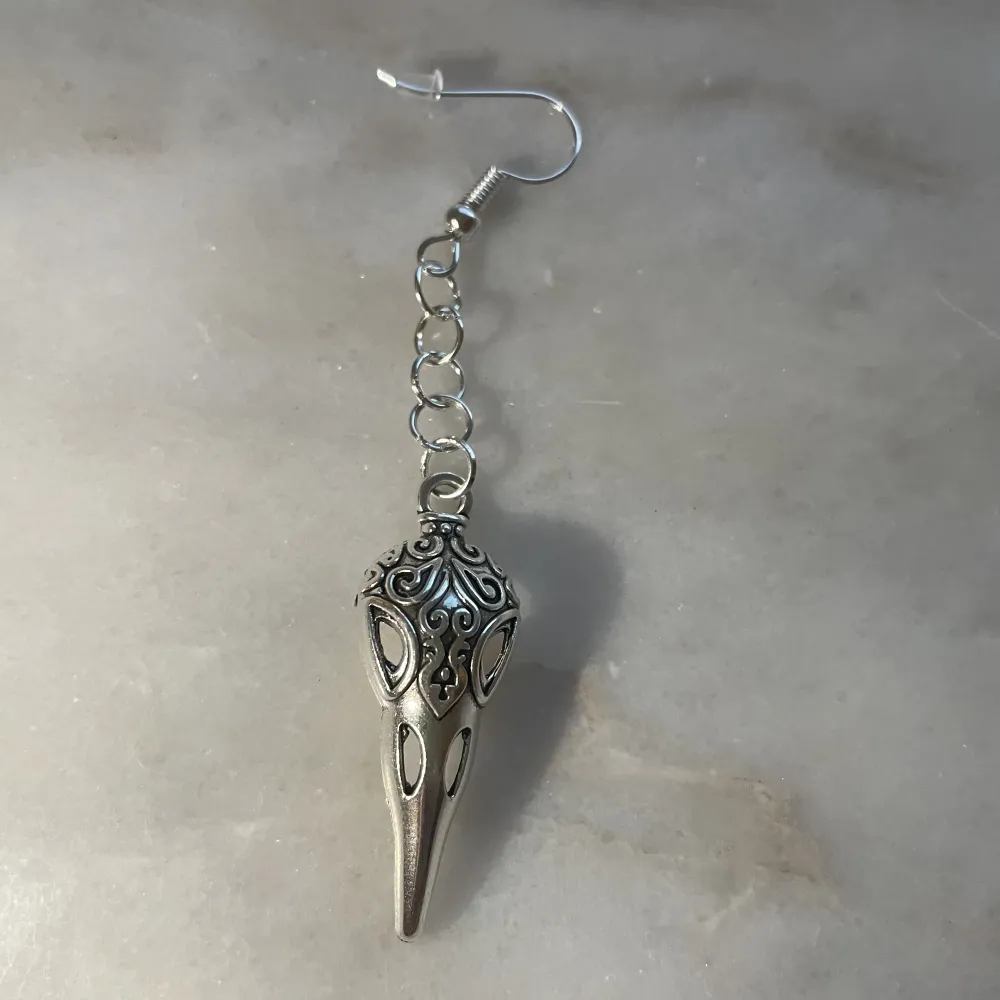 Ett jättefint silver örhänge som heter ”heaven”💕denna kostar 25kr men om du vill köpa två kostar dem 30kr tillsammans💕man ska inte sova eller duscha med örhängena!. Accessoarer.