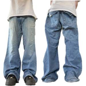 Baggy truereligion jeans i fint skick utan fläckar, men det saknas en knapp. Midjemåttet är 55cm, innerbenslängden är 78cm och fotvidden är 29cm. Modellen är 170cm. Tryck gärna på köp nu❣️