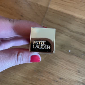 Este lauder läppstift  - Endast testad 