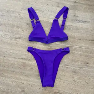 Lila bikini från oh polly i storlek s. Har sytt igen toppen vid urringningen en aning men det går lätt att sprätta upp om man vill. Kan skicka bilder vid intresse. Säljer för 150 kr plus frakt. 💖