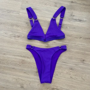 Bikini - Lila bikini från oh polly i storlek s. Har sytt igen toppen vid urringningen en aning men det går lätt att sprätta upp om man vill. Kan skicka bilder vid intresse. Säljer för 150 kr plus frakt. 💖