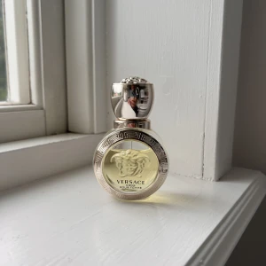 Versace Eros Parfym  - Säljer min Versace Eros Pour Femme parfym 30 ml 3/4 full💛