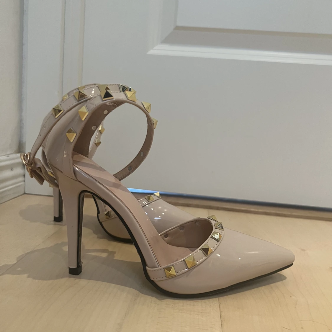 Rosa klackar med nitar  - 91