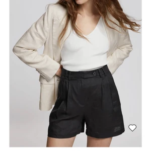 Linneshorts - Säljer dessa Linneshortsen i storlek 34 från & Other Stories i väldigt fint skick, använda max 3 gånger. Köpta för 690 kr. Kan frakta eller mötas upp i Malmö