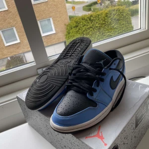 Jordan 1 low university blue  - Hej Säljer mina Jordans från restocks värda 3300 nypris kom gärna med frågor kontakta gärna innan ni tycker köp nu.