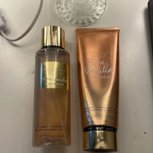 VS sett - Säljer både krämen och body misten från VS. Doften är bare vanilla me shimmer❤️❤️ Lite mer än hälften kvar i bodymisten och ca 70% kvar av krämen