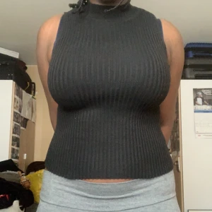 Väst med krage  - Jag säljer denna väst med krage jag säljer också en i går jag har inte använt denna på nästan två år så den är i ny skick Jag kör byten. 