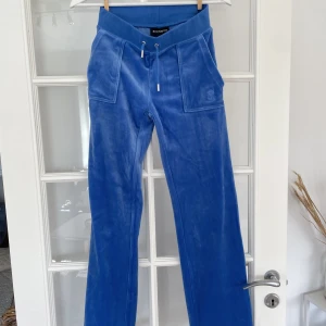 Juicybyxor  - Jättefina juicybyxor i blå säljer jag nu då de är för korta på mig. Super tråkigt! De är använda ett fåtal gånger men ör som nya.