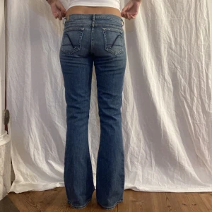 Lågmidjade bootcut jeans  - Midjemått-38 cm (rätt över)  Inerbenslängd- 79cm  Jag är 170 cm!  Och du kan använda köp nu i anonsen💕 