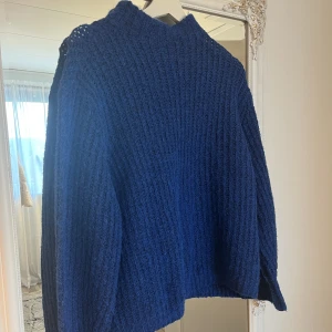 blå stickad tröja  - blå stickad tröja (färgen kommer inte riktigt fram på bilderna)