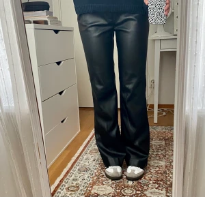 Läderbyxor - Läderbyxor från twist and tango. Så snygga!!! Jag är 170. ❤️ Midjemått: 39 cm Innerbenslängd: 82 cm Benvidd: 25 cm Om du vill ha fler bilder, var gärna specifik med vad du vill ha bild på❤️🥰🫶🏻.  