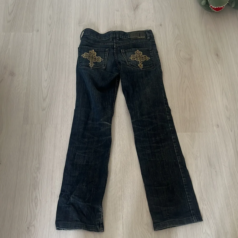 Jättefina Lågmidjade jeans. Fick precis hem men tyvärr va de för små. Köpte för 300. Jeans & Byxor.