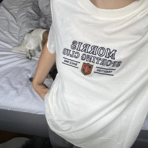 Morris t-shirt - Jag säljer min brors benvita Morris t-shirt då den tyvärr blivit förliten. Den är i herr storlek men är en unisex tröja, alltså till för både tjejer och killar! Nypris ca 700kr. Pris går att diskuteras! Skriv privat för fler bilder! 😊
