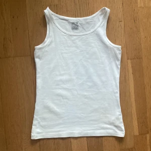 Linne - Ett vanligt vitt linne i fint skick! 💕 