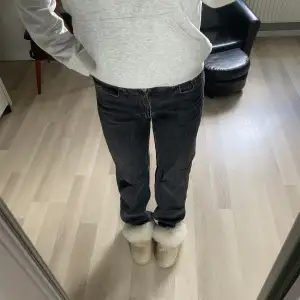 De populära jeansen från Zara i svart 🖤jag är 166 cm för referens 😁