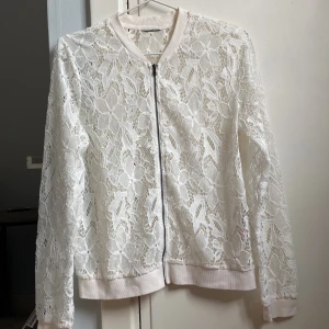 Tunn jacka/tröja - En jättefin tröja eller tunn jacka man kan ha över en topp på sommaren eller när som helst. Har använt ett fåtal gånger så den är i väldigt bra skick. Pris går att diskuteras!