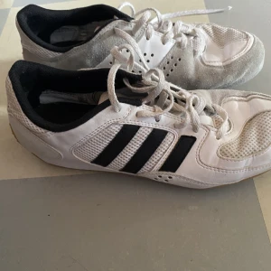 Adidas Skor 38 2/3 - Säljer dessa använda adidas skorna. Storlek 38 2/3