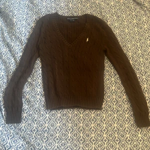 Ralph Lauren tjocktröja  - En V ringad ralph Lauren tröja. I nytt skick och nästan aldrig använd