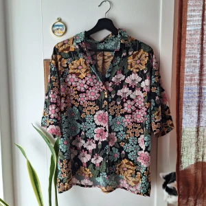 Blommig skjorta - Skjorta i nyskick från Monki. Sparsamt använd.