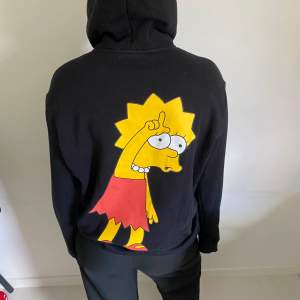 Säljer denna fräna Simpson hoodien från Hm, väldigt skönt material och sparsamt använd💛🖤! 