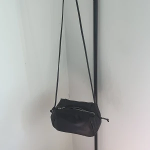 Väska - Säljer denna jätte fina axelremsväska från hm. Endast använd en gång och är fortfarande i topp skick. Skriv vid intresse, pris kan diskuteras💕
