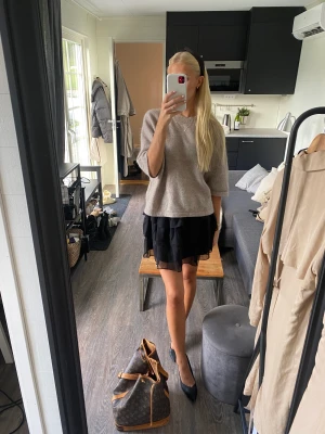 Svart volangkjol - Finaste lilla kjolen från H&M🎀 inga defekter! 