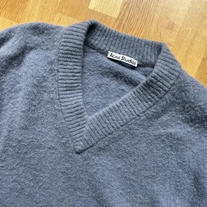 Acne Studios stickad  - Säljer en klassiker, den perfekta stickade från Acne Studios 💙 I en unik blå färg och oversized modell passar den både över klänningen till sommaren eller värmande tröja till jeans eller skinnbyxor till hösten 🤩 Ord.pris: 3000 kr  Passar XS-M. Alpacka/ull