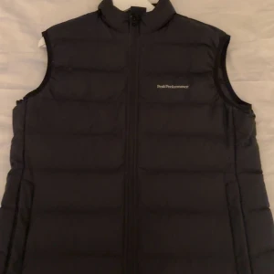 Peak väst  - Använd ett fåtal gånger, säljer då den inte passar mig. Storlek L dam.