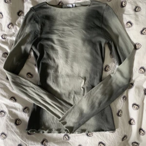 Långärmad tröja - Jättesnygg grön långärmad tröja från weekday!