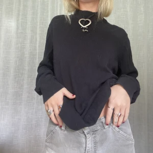 Stickad tröja  - Fin tröja, man måste ha en sånhär i sin gadrob!!   Jag är vanligtvis storlek S, 164cm lång. Glöm ej mina andra annonser 💌