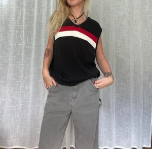 Stickad väst  - Fin skick, går att använda för sig själv men också över allt!   Jag är vanligtvis storlek S, 164cm lång. Glöm ej mina andra annonser 💌