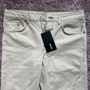 Nya jeans från weekday  - Raka jeans i fin beige färg. Helt oanvända med lappen kvar. 