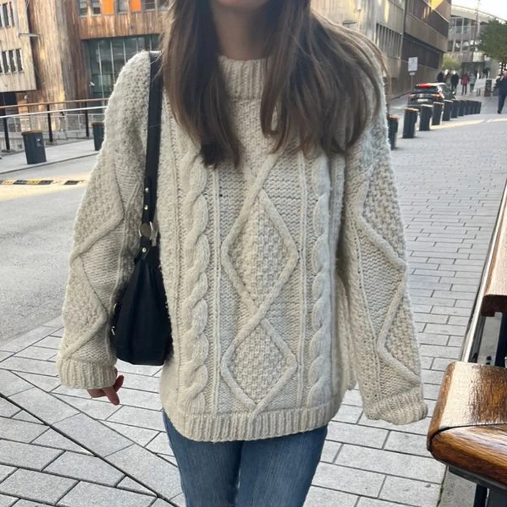 stickad tröja som liknar ”rory sweater” väldigt mkt 💕 står ingen storlek på tröjan men skulle säga xs-m beroende på hur man vill att den ska sitta ❤️ de två sista bilderna är LÅNADE och visar endast passformen!! 💕. Stickat.