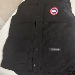 Äkta Canada Goose väst - Jag säljer min Canada Goose väst som jag fick av min storebror för 2 år sen. Den är äkta. Storlek xs men passar även dig som har storlek s/m. Pris kan sänkas. Hör av er vid intresse