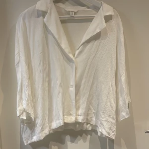 Vit kortärmad skjorta  - Oanvänd  Vit kortärmad skjorta /blus Oversized storlek L  Luftigt och lätt material 