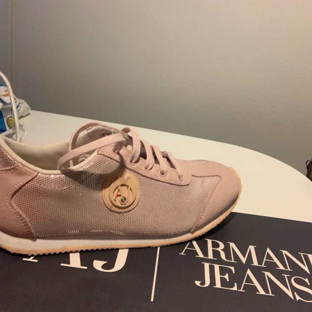 Oanvända Armani jeans sneakers i storlek 26. Endast testa inomhus. . Skor.