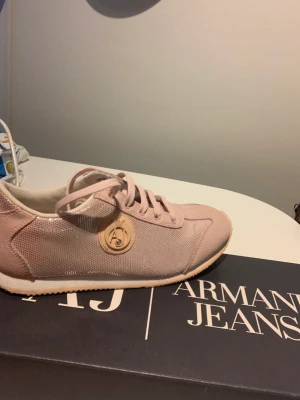 Armani jeans skor storlek 36 oanvända  - Oanvända Armani jeans sneakers i storlek 26. Endast testa inomhus. 