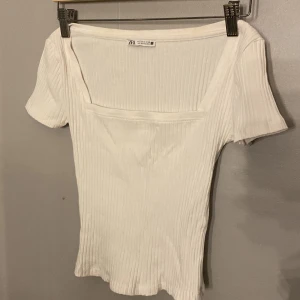 Tröja - Vit fin ribbad tröja från zara,använd men i fint skick 