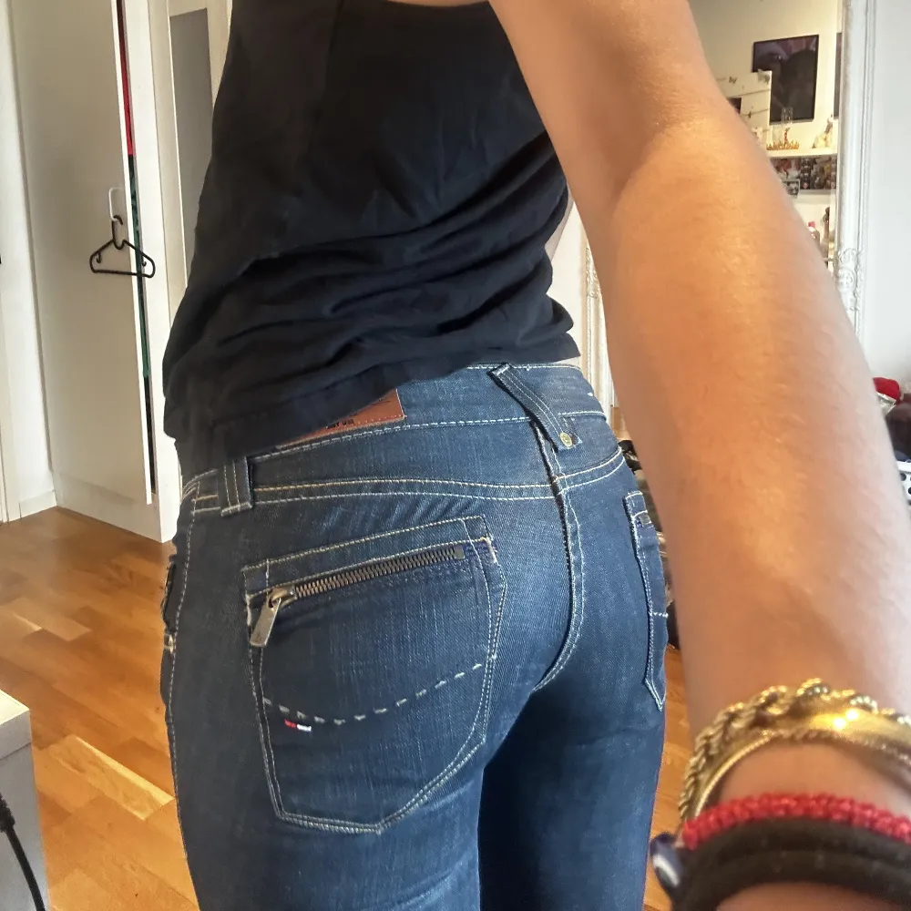 Snygga low waist jeans från Tommy Hilfiger! Köpta på secondhand, skit snygga fast nu för små för mig, Skriv till mig för fler bilder! 🫶🏽. Jeans & Byxor.