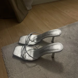 Silvriga skor - Aldrig använda därför säljer jag 🥲 