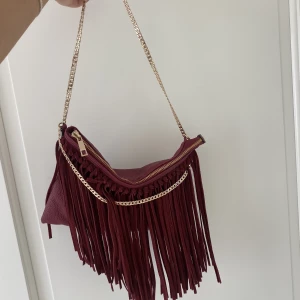 Väska med fransar  - Såå snygg väska med fransar från h&m, sparsamt använd🥰