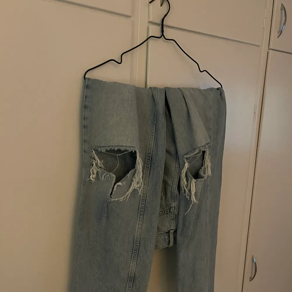 Populära Jeans från Gina tricot, knappt använda pga för stora för mig! . Jeans & Byxor.