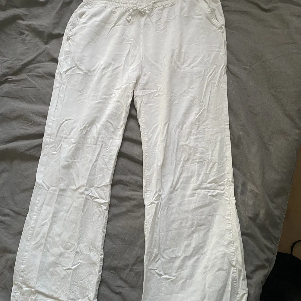 Ett par vita linnebyxor från lager157, de är storlek L men har krympt i tvätten och skulle säga att de passar M/S beroende på vilken passform man söker💕De är korta på mig som är 168. Jeans & Byxor.