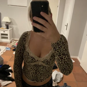 Leopard tröja - Inprincip oandvänd leopard tröja med fina spets detaljer