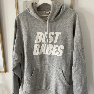 Hoodie från Monki - Best Babes - hoodie från Monki. Passar en XS - L beroende på hur du vill att den ska sitta. Använd men forfarande fint skick för att va en grå hoodie.