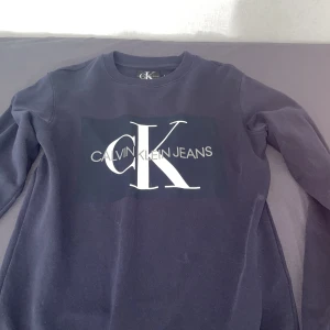 Hoodie  - Tröja i väldigt bra skick! Storlek S men kan passa för dig som har M också. Säljer denna då jag nästan aldrig använder den , använt ett fåtal gånger bara. Säljs billigare om det blir en snabb affär