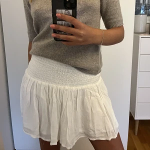 Söt kjol  - En så fin vit kjol från forever 21 som aldrig är använd! 