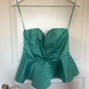 Bandeu topp - Säljer denna söta toppen som är min mammas från 2000 djur fin tyvärr är den för stor vid bysten på mig säljer även i röd, tveka inte att höra av dig vid frågor 